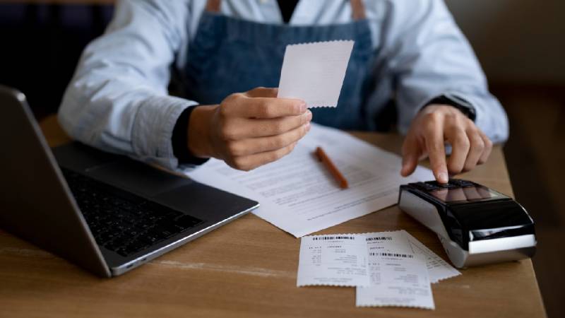 perbedaan-service-tax-dan-service-charge-untuk-bisnis-restoran