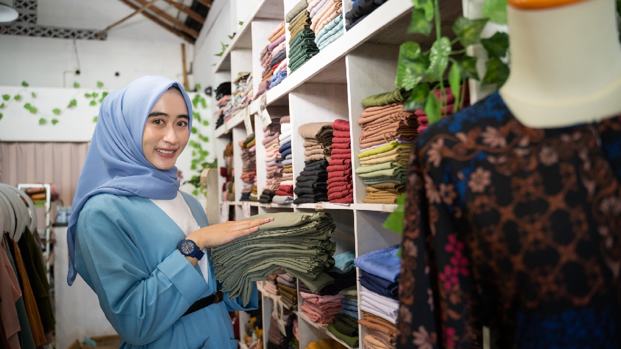 stok-kerudung-sering-selisih-karena-banyak-warna-begini-cara-mengaturnya